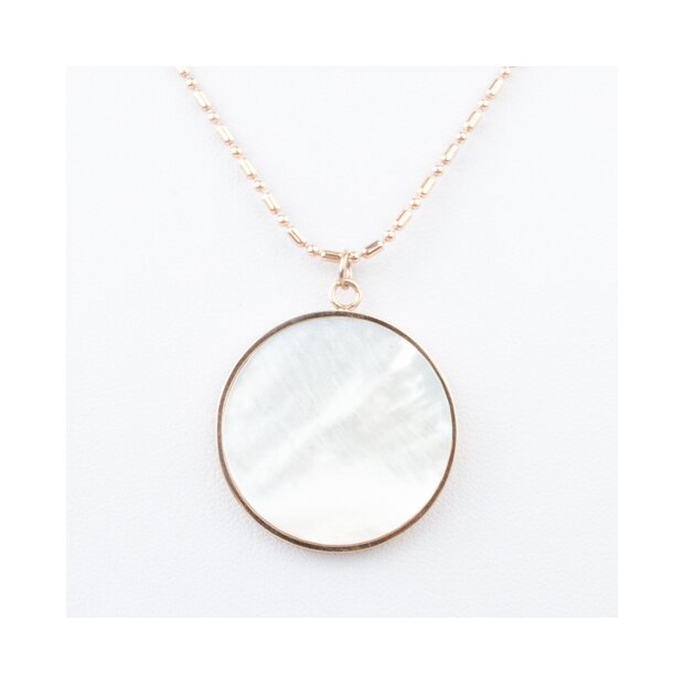 Stainless steel necklace with a circular pendant made of mother of pearl