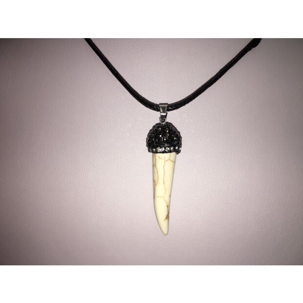 Necklace with tooth in cream white