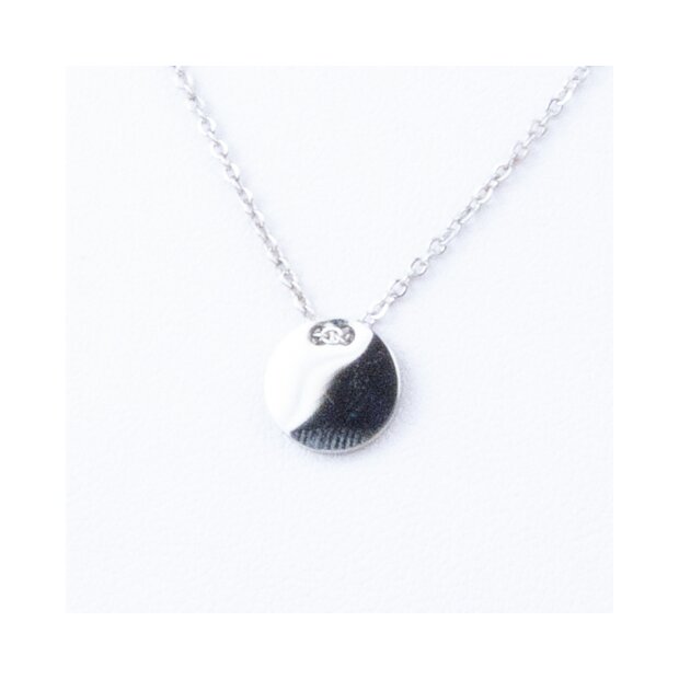Stainless steel necklace with round pendant