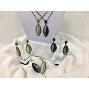 Earrings with oval pendant