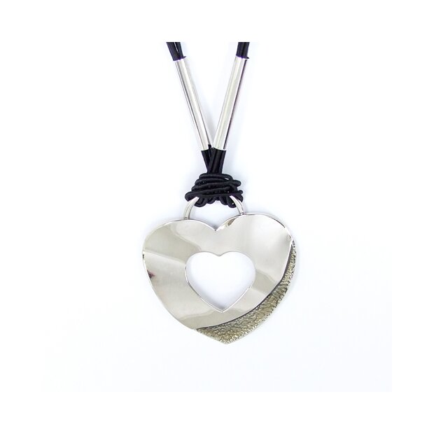 Necklace black/white with an heart shaped oval pendant, length 45cm, lobster clasp