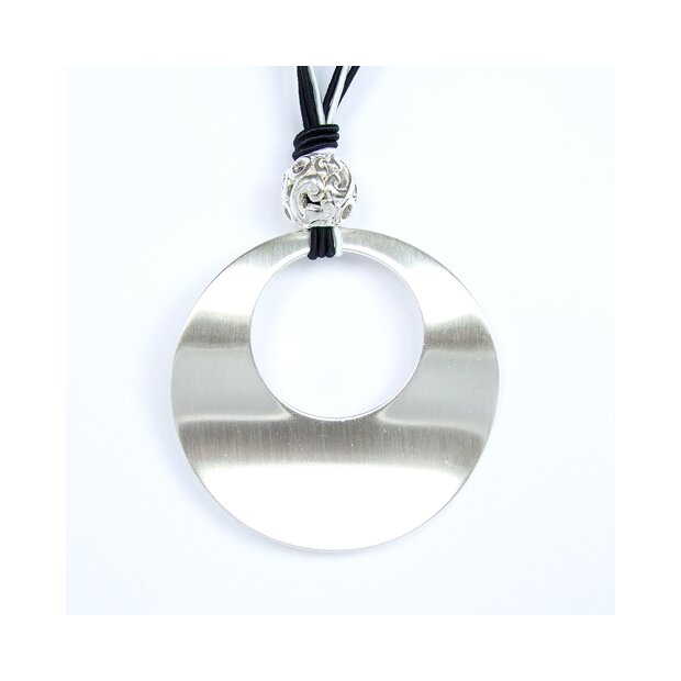 Necklace black/white with an corrugated round pendant, length 45cm, lobster clasp
