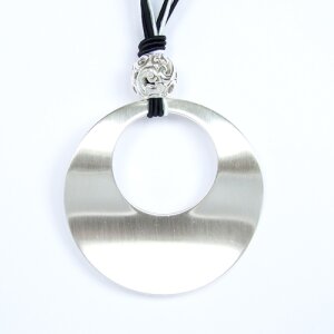 Necklace black/white with an corrugated round pendant,...