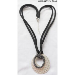 Long velvet necklace with fashionable pendant