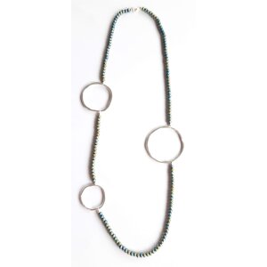 Lange Kette aus kleinen, bunten Perlen mit runden Anh&auml;ngern