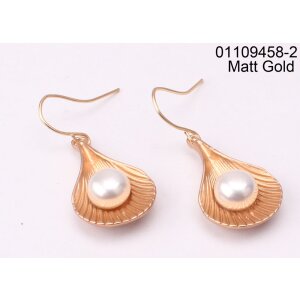 Shell-shaped Earring with Freshwater Pearl