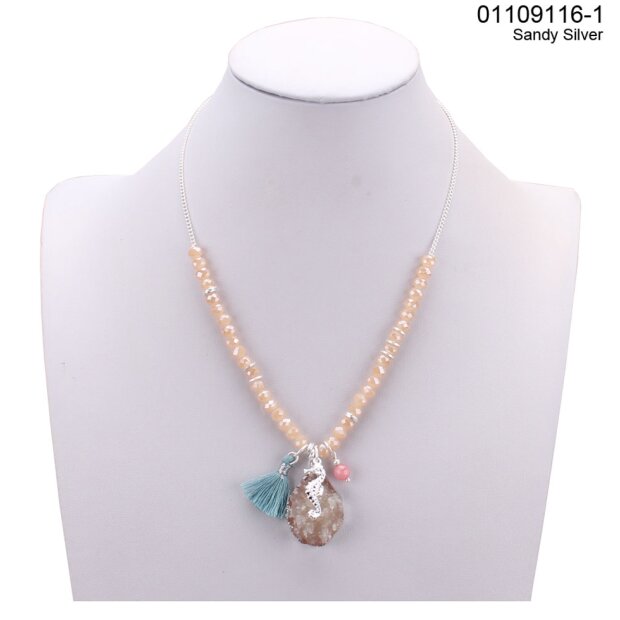 Kurze Halskette mit Perlen - Elementen und Muschel - Anh&auml;nger