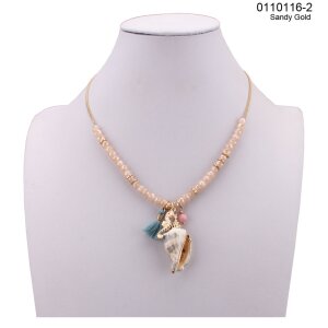 Kurze Halskette mit Perlen - Elementen und Muschel - Anh&auml;nger