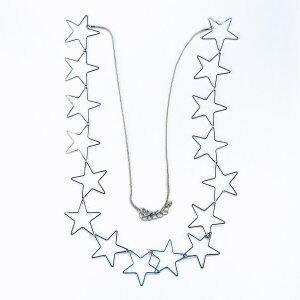 Modische lange Halskette mit Sternanh&auml;ngern