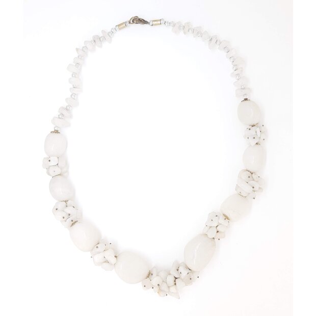 Necklace with gemstones white