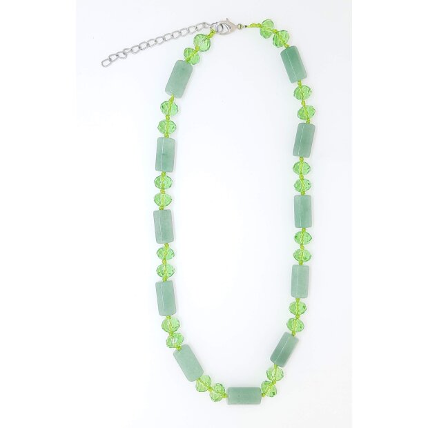 Necklace with artificial pearls green