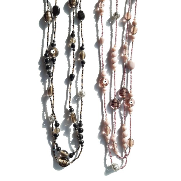 Long necklace with artificial pearls and glass pearls