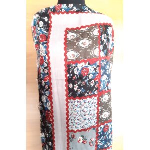 Scarf with flower pattern