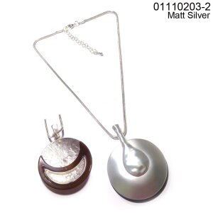 Necklace with round pendant