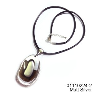 Fashionable necklace with large pendant